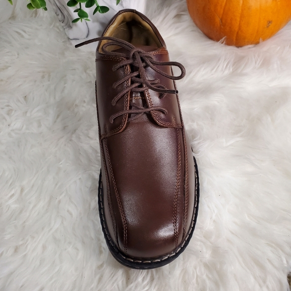Dockers Classic Brown Leather Oxfords - Picture 2 of 6